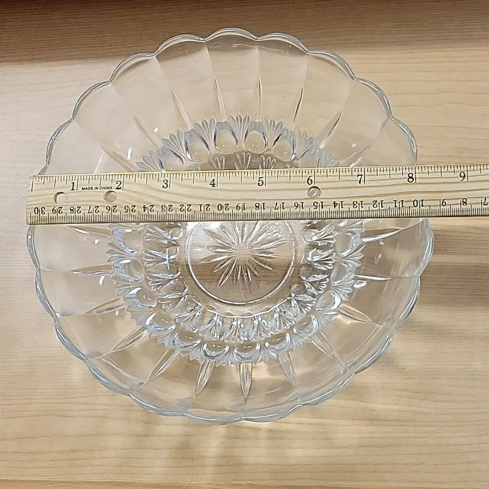 ‎Vintage Indiana clear glass Serving Bowl with Scalloped Edge and Star Bottom